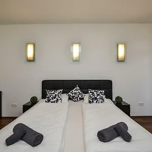 castle-apartment-with-panoramic-balcony-and-free-parking.inbudapesthotels.com/